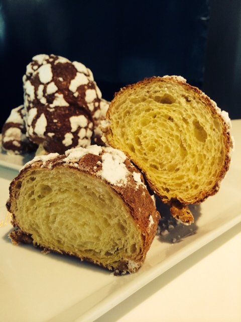 Brioche artigianale tagliata con zucchero a velo. Pan brioche soffice e dorato.