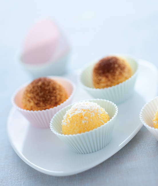 Dolcetti di ricotta allo zafferano in pirottini colorati. Dessert sfiziosi e facili da preparare.