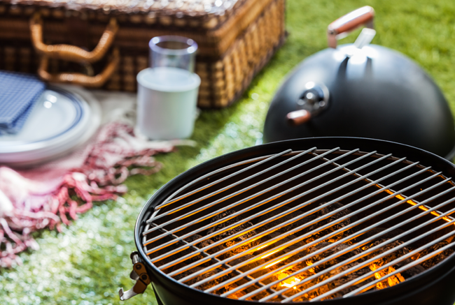Barbecue all'aperto. Griglia per BBQ con fuoco, cestino da picnic e accessori. Ideale per grigliate e feste estive.