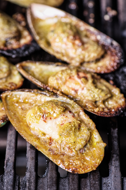 Cozze gratinate al forno. Frutti di mare freschi e gustosi. Ricetta di pesce al forno.