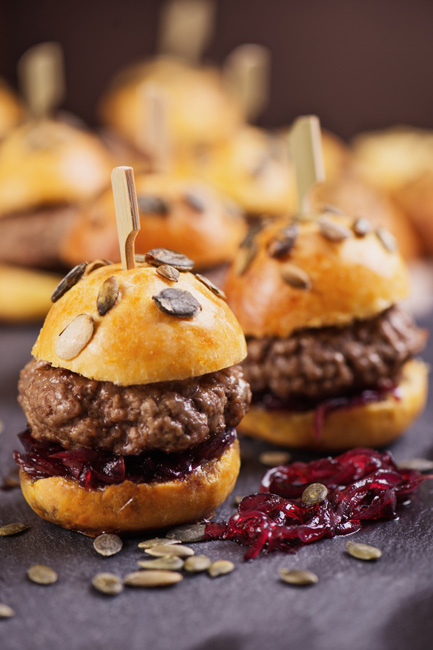 Mini hamburger gourmet con semi di zucca. Panini farciti con carne e cipolla rossa caramellata.
