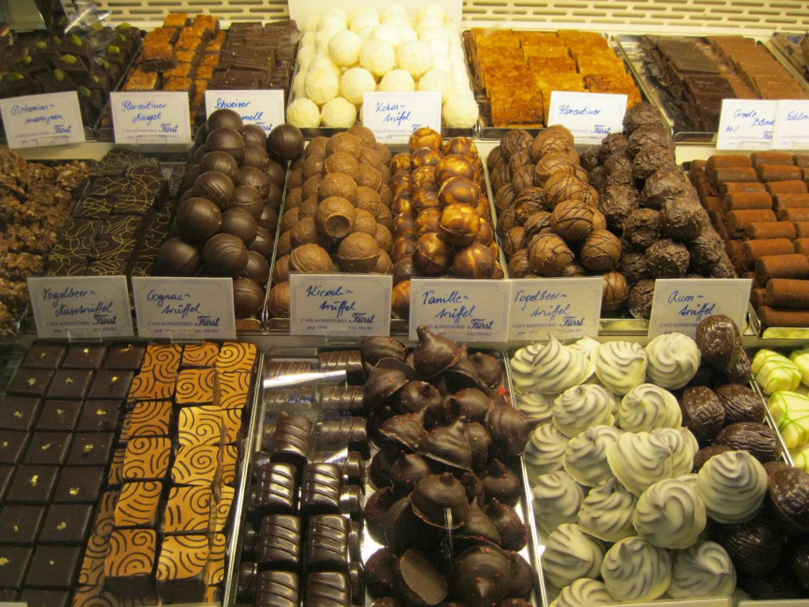 Assortimento di cioccolatini e tartufi artigianali. Delizie al cioccolato.