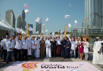 Lancio cappelli all'inaugurazione Gelato World Tour Dubai. Chef celebrano il gelato artigianale.