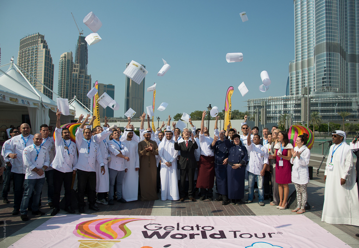 Lancio cappelli all'inaugurazione Gelato World Tour Dubai. Chef celebrano il gelato artigianale.