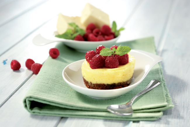 Mini cheesecake al caprino con lamponi freschi. Dessert goloso e invitante.