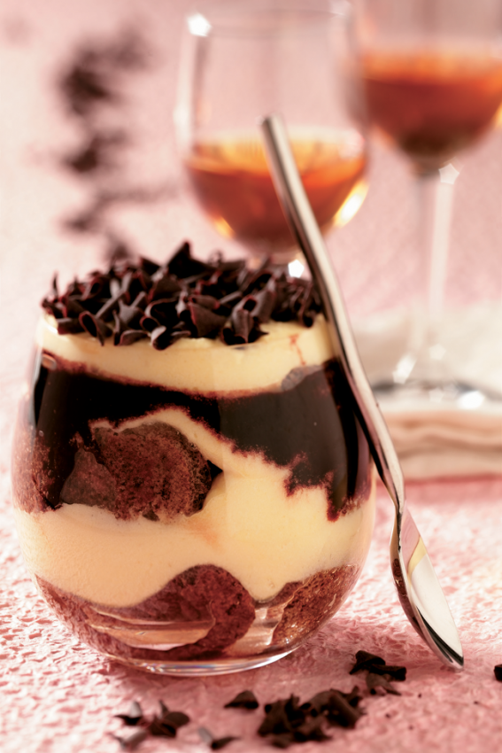 Tiramisù al caffè in coppa con cioccolato. Dessert italiano cremoso e goloso.