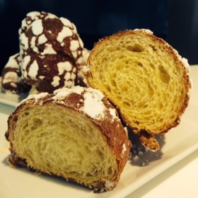Brioche tagliata e biscotti al cioccolato. Dolci da forno artigianali, pasticceria italiana.