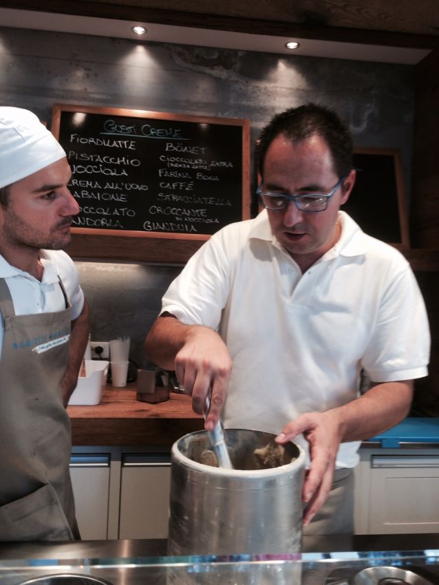 Gelatieri artigianali preparano gelato. Gusti: fiordilatte, pistacchio, cioccolato. Gelato artigianale italiano.