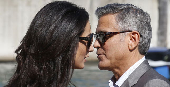 George Clooney e Amal Alamuddin, matrimonio a Venezia. Sguardi complici, occhiali da sole.