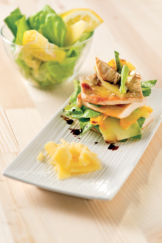 Millefoglie gourmet con carne, verdure e salsa balsamica. Ricetta creativa e gustosa.