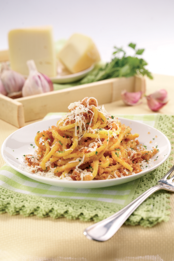 Pici Toscani con pane e pecorino. Pasta tipica toscana, formaggio pecorino grattugiato. Cucina tradizionale italiana.