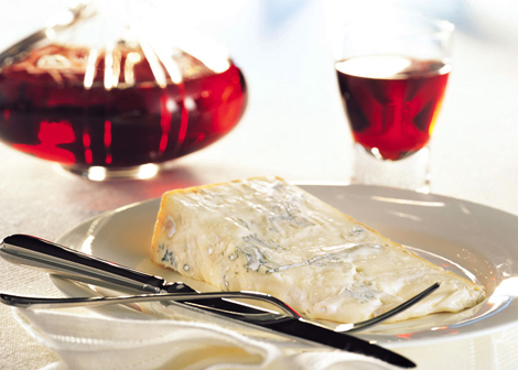Formaggio erborinato con vino rosso. Delizia culinaria italiana, perfetta per un aperitivo o un secondo piatto raffinato.