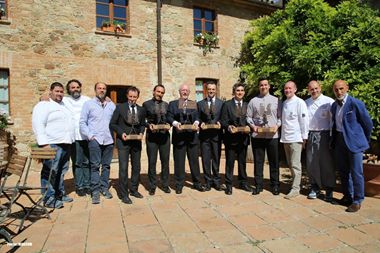 Gruppo di chef italiani premiati in Toscana. Riconoscimento culinario, cucina italiana.