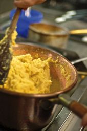 Polenta fumante in pentola di rame. Cucina tradizionale italiana. Ricetta polenta.