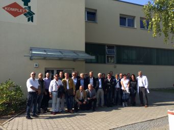 Gruppo di persone davanti all'edificio aziendale Komplet. Team building, evento aziendale.