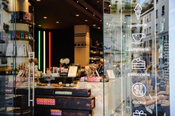 Vetrina Cioccolatitaliani: gelateria, caffetteria, pasticceria. Dolci, torte, cioccolato artigianale. Milano, Via Torino.