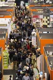 Fiera affollata: stand gastronomici con persone. Evento food, prodotti tipici e degustazioni.