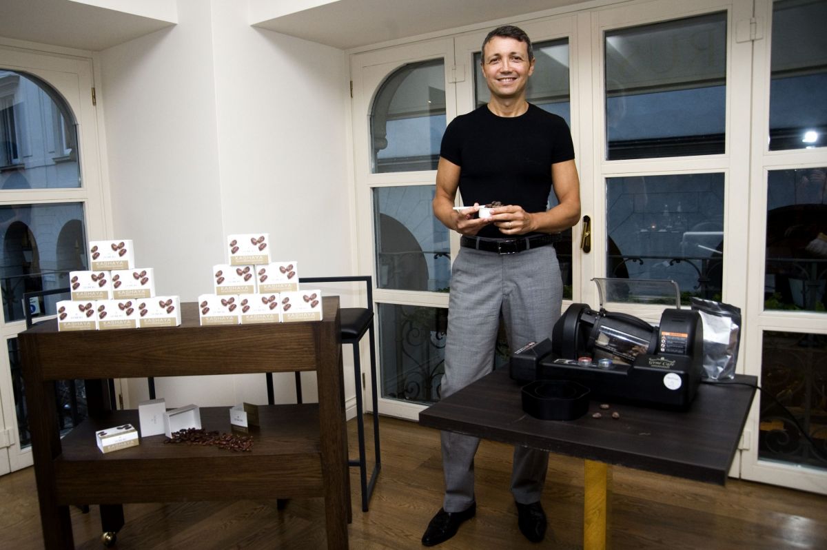 Uomo con cioccolato Domori Trussardi. Tostatura artigianale, degustazione. Prodotti di alta qualità.