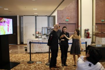 Evento cioccolato: chef donna presenta dolci. Degustazione e maestria culinaria.