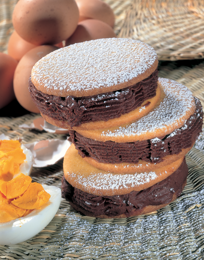 Dolcetti cremini al cioccolato e caffè con zucchero a velo. Pasticceria artigianale italiana.