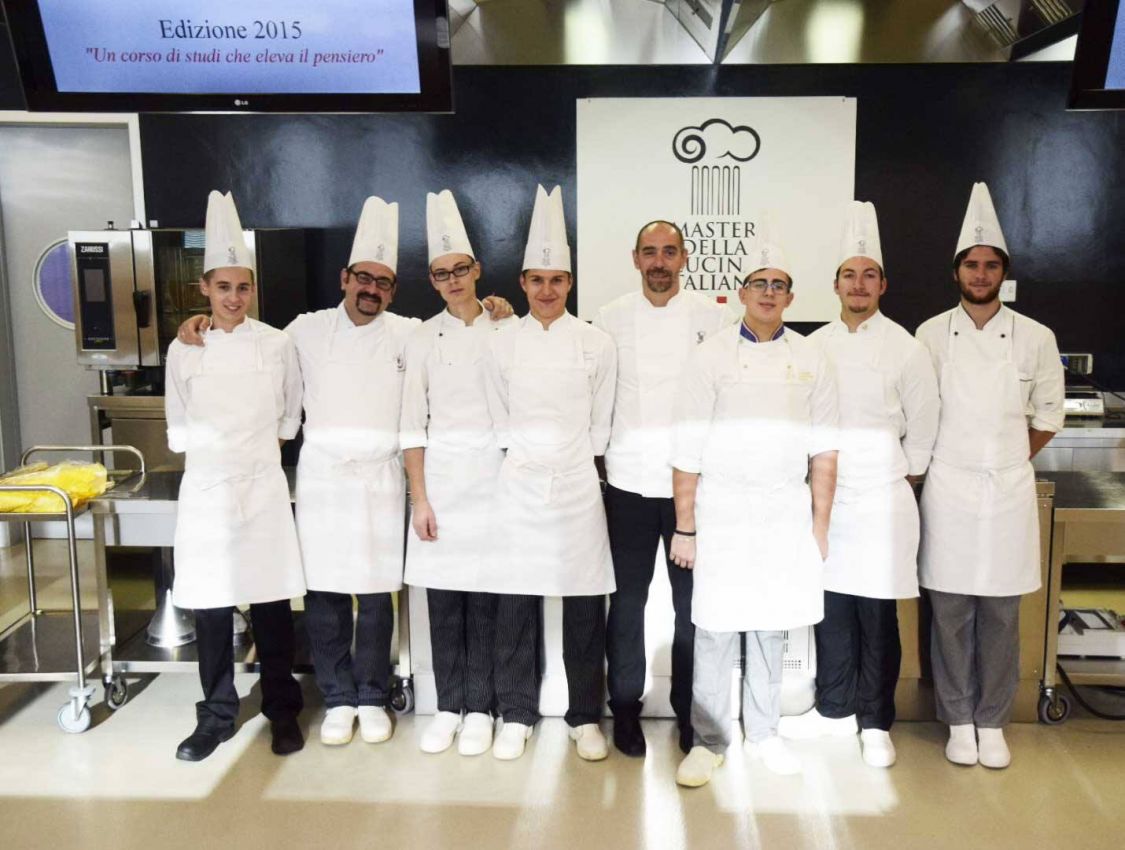 Gruppo di chef italiani in cucina. Corsi di cucina, edizione 2015. Master della cucina italiana.