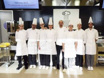 Gruppo di chef italiani in cucina. Corsi di cucina, edizione 2015. Master della cucina italiana.