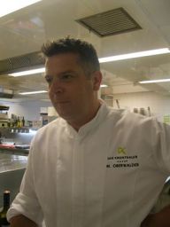 Chef M. Oberwalder in cucina. Ristorante Das Kronthaler, chef stellato, alta cucina.