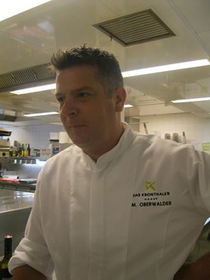 Chef M. Oberwalder in cucina. Ristorante Das Kronthaler, chef stellato, alta cucina.