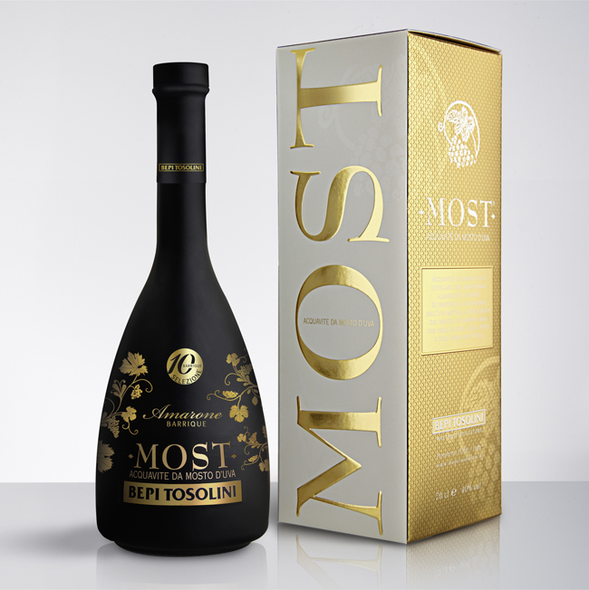 Bottiglia e confezione regalo di grappa Amarone Most Bepi Tosolini. Design lussuoso oro su nero. Distillati italiani.