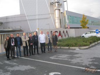 Gruppo di persone davanti alla sede di un'azienda. Architettura industriale moderna.