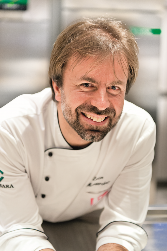 Chef Luca Montersino sorridente. Pasticceria e cucina italiana di alta qualità.