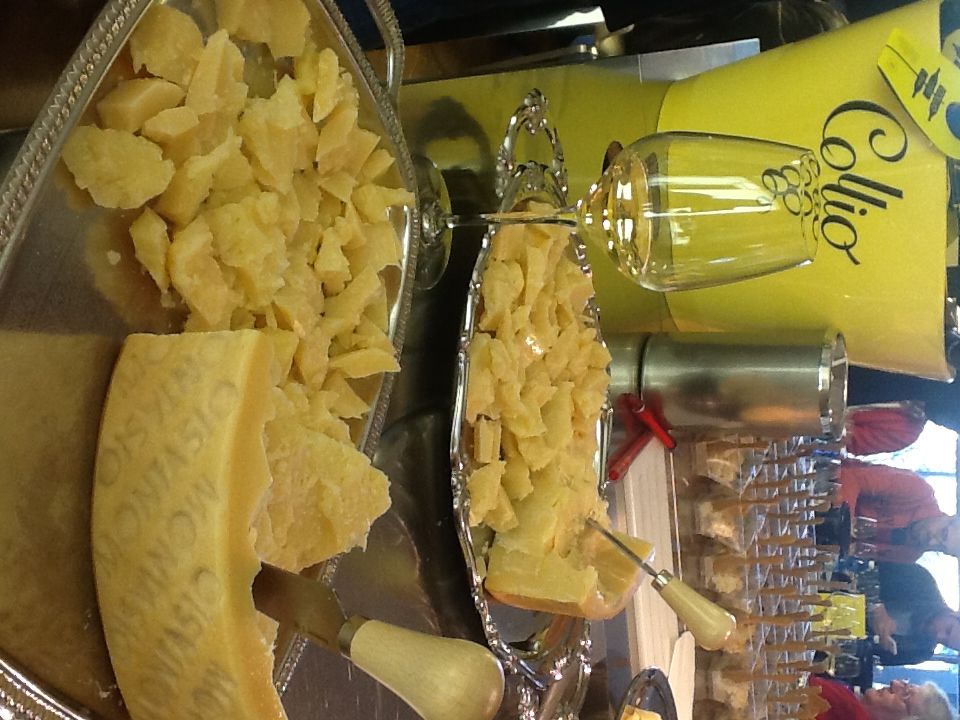 Degustazione formaggio: scaglie di formaggio stagionato su vassoi d'argento. Vino Collio in abbinamento.