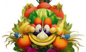 Volto di frutta e verdura. Composizione creativa con melone, pomodori, banane, aglio e altri alimenti freschi. Arte alimentare.