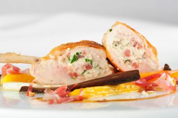 Petto di pollo ripieno di speck. Ricetta gourmet con contorno di verdure. Gastronomia italiana.