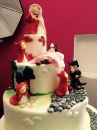 Torta a tema Cappuccetto Rosso con figure di zucchero, bosco e lupo cattivo.