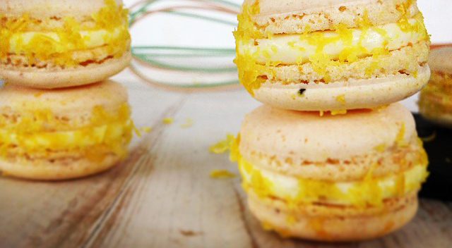 Macarons al limone impilati. Deliziosi dolcetti francesi con crema al limone.
