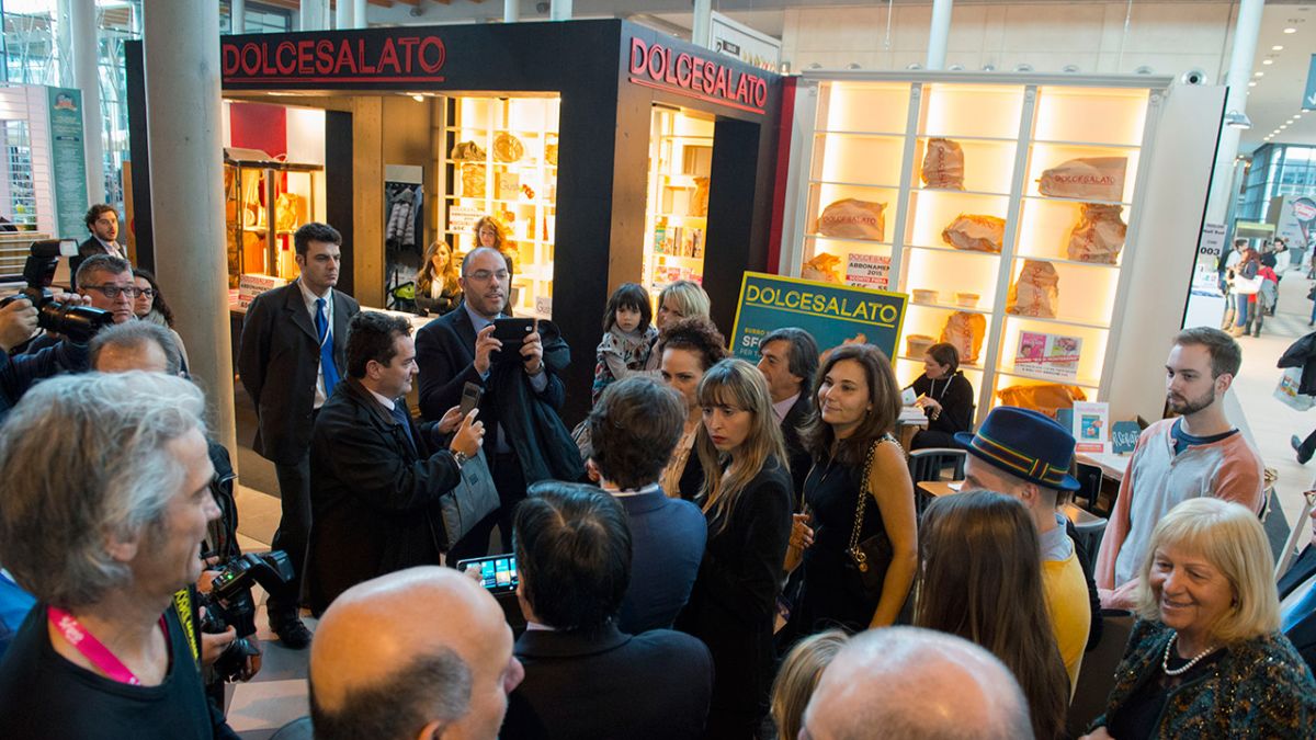 Folla allo stand Dolcesalato. Evento food, prodotti da forno artigianali in esposizione. Fiera alimentare.