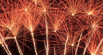 Fuochi d'artificio rossi su sfondo nero. Spettacolo pirotecnico, celebrazione, evento festivo.