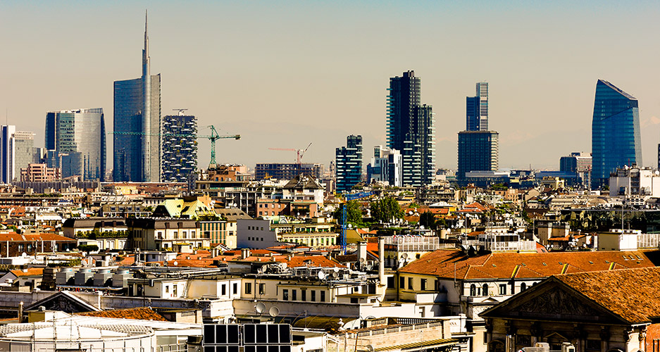 Skyline di Milano: vista panoramica della città con grattacieli moderni e tetti rossi tradizionali. Architettura urbana.