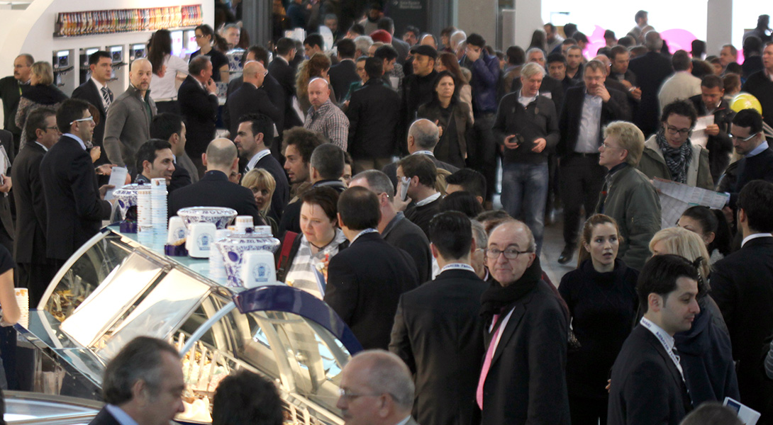 Folla al SIGEP, salone internazionale gelateria, pasticceria, panificazione artigianali e caffè. Evento fieristico.