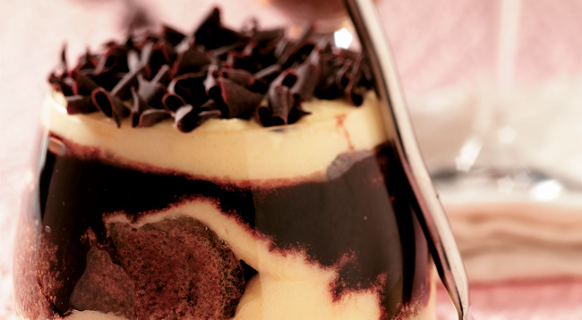 Tiramisù al caffè in coppa con scaglie di cioccolato. Dessert goloso.