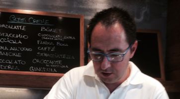 Alberto Marchetti e menù gelati artigianali. Gusti: pistacchio, nocciola, caffè, gianduia.