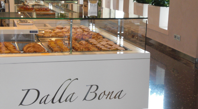 Vetrina pasticceria Dalla Bona con dolci assortiti. Croissant, biscotti e torte fresche.