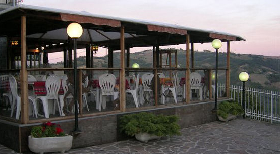 Ristorante all'aperto con vista panoramica. Tavoli apparecchiati, luci soffuse, atmosfera accogliente. Cena romantica. #ristorante #panorama