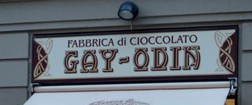 Insegna Gay-Odin: fabbrica di cioccolato artigianale a Napoli. Design vintage, tradizione partenopea.