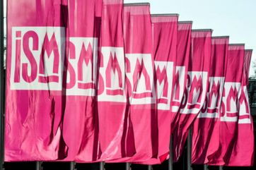 Bandiere rosa ISM, fiera dolciaria. Evento internazionale ISM, stand espositivi, settore confectionery.