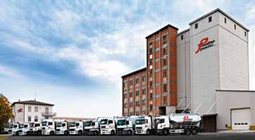 Esterno del Molino Pasini con camion. Farina di grano tenero e semola di grano duro per pane, pizza, pasta e dolci.