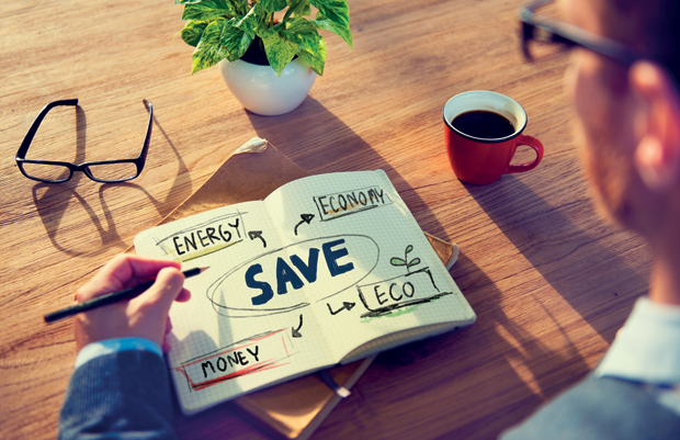 Risparmio energetico: schema con SAVE, energia, economia, eco, soldi. Concetto di risparmio.