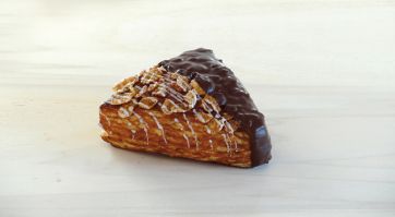 Spicchio di torta con cioccolato e corn flakes. Dolce da forno.