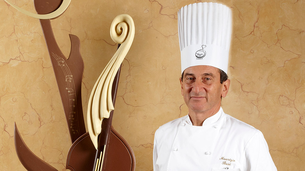 Chef Maurizio Busi con scultura di cioccolato. Pasticceria artistica, alta cucina.